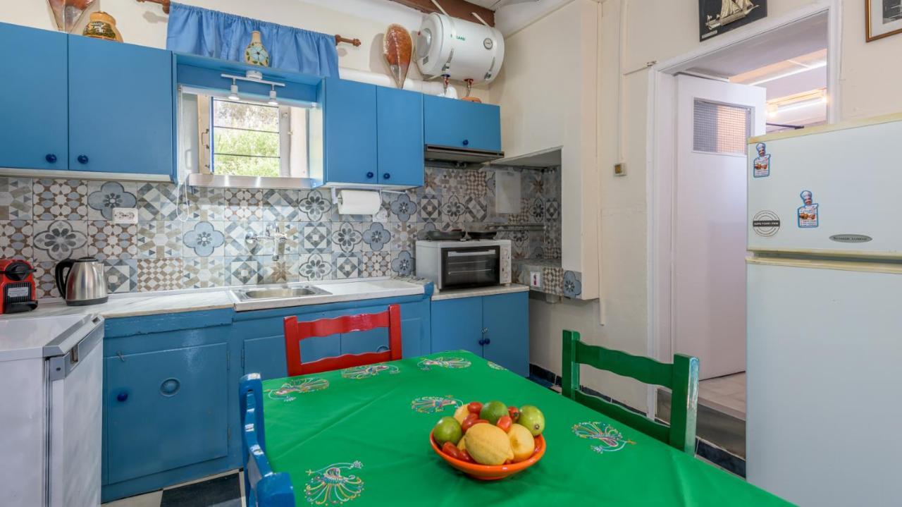 Blue Traditional Boathouse In Klima Klima  المظهر الخارجي الصورة